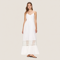Robe longue évasée blanche pour femme, style bohème et de villégiature, personnalisée, à bretelles spaghetti, col en V, devant boutonné, taille smockée, avec garniture à découpes ajourées et coupe trapèze