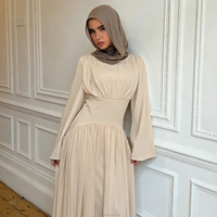 Gaun pengantin muslim wanita putih modest lengan panjang dengan tali di punggung, kerut, model A-line, panjang lantai, dan ekor chapel.