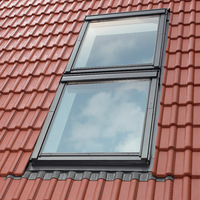 Fenêtre de toit à ouverture automatique en composite aluminium-bois sur mesure pour villa moderne et extension de maison
