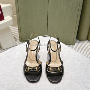 Sandales tendance Gucci Horsebit à bout carré, talons hauts, en cuir de vachette noir, semelle extérieure en cuir véritable italien, style rétro élégant - Product Image 4