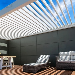 Pergola bioclimatique motorisée en aluminium avec toit à lames orientables et rétractables, étanche, résistante au vent, avec drainage intégré pour villa - Product Image 3