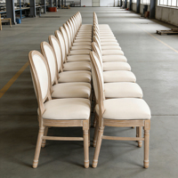 Chaise de salle à manger élégante de style Louis XVI vintage, avec revêtement capitonné, pieds en bois sculpté vieilli, rembourrage confortable pour la décoration de banquets et de restaurants
