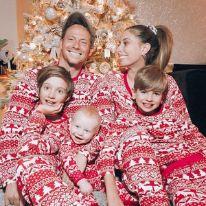 Conjunto de Pijamas de Natal para Família com Estampa de Alce Vermelho, Suporte para Dropshipping de 1 Peça (POD), Macacão de Bebê, Mockup Grátis, Pijamas Personalizados - Product Image 1
