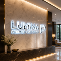 Enseignes néon LED chromées à face miroir avec halo blanc latéral pour résidences haut de gamme, centres de vente immobilière de luxe et signalétique d'appartements