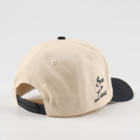 Groothandel Hoge Kwaliteit Gestructureerde 5-Panelige Tweekleurige Beige Zwarte 100% Katoenen Op Maat Geborduurde Logo Snapback Caps Baseball Petten