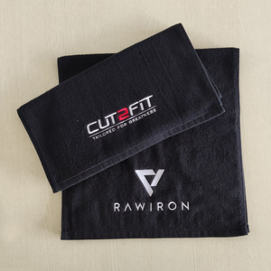 Toalla de Gimnasio Deportiva de Felpa Gruesa 100% Algodón con Logo Bordado Personalizado en Colores Blanco y Negro - Product Image 3