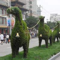 Grande sculpture de jardin en herbe artificielle, faite en Chine, avec cadre en fil de fer durable et plante verte de simulation