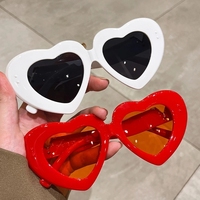 Lunettes de soleil Red Love, lunettes de soleil en forme de cœur de pêche, lunettes de soleil populaires pour femmes 2023, lunettes de soleil de célébrité, lunettes de soleil tendance, branches en forme de V