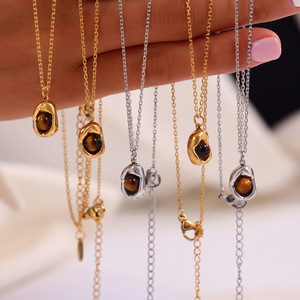 Ensemble collier et boucles d'oreilles pour femme moderne en acier inoxydable plaqué or 18 carats avec pendentif en pierre naturelle serti clos, idéal pour le quotidien - Product Image 2