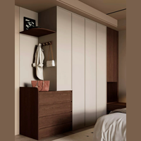 Système de dressing sur mesure pour toute la maison avec un grand espace de rangement et une table de chevet d'angle