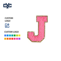 Patchs lettres chenille alphabet A-Z, violet clair, avec bordure en paillettes or lavande et or, style universitaire