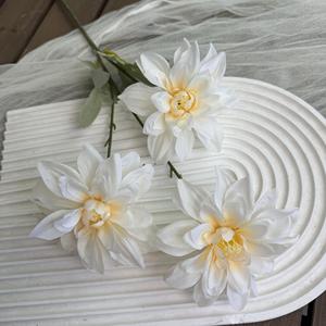 ดอกดาเลียประดิษฐ์ 3 หัว สีชมพูแดง สำหรับตกแต่งงานแต่งงาน ตกแต่งภายนอกและภายในบ้าน ตกแต่งหน้าต่าง - Product Image 4