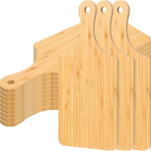 Tabla de cortar rectangular de madera con asa, color madera natural, para uso en la cocina. - Product Image 1