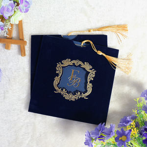 Tarjeta de visita de lujo personalizada con estampado en caliente Logotipo de lámina dorada código QR sobre pequeño soporte plegable de terciopelo marfil beige - Product Image 6