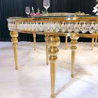 Fournitures de fête de luxe, table de banquet de mariage en acier inoxydable doré avec plateau en verre, table serpentine avec cristaux