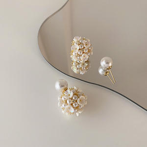 Boucles d'oreilles en forme de boule pour femmes élégantes et vintage Double face Floral Pearl Bezel Setting Wedding Party Jewelry Made of Zinc Alloy - Product Image 2