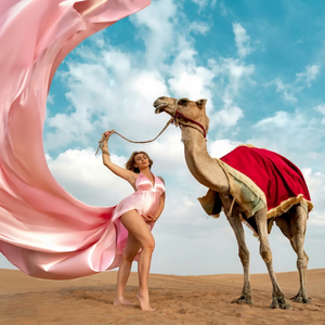Nouvelle Robe Élégante Rose Fluide en Soie Satinée pour Séance Photo Désertique – Tenue de Luxe à Col Halter et Dos Nu pour Femme - Product Image 1