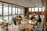 Design d'intérieur graphique pour café, ensemble de meubles personnalisés (table et chaises), comptoir de présentation moderne pour boulangerie