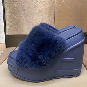 Sandales en fourrure pour femmes à talon compensé haut, semelle épaisse, couleur unie, mules à bout ouvert, chaussures compensées à plateforme - Product Image 6