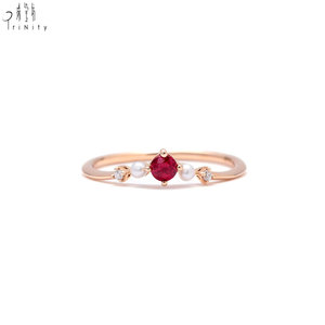 Bague moderne minimaliste en or rose massif 18 carats avec rubis naturel, perle d'eau douce et embellissements en diamant, élégante pour femme, idéale pour mariage ou soirée - Product Image 1