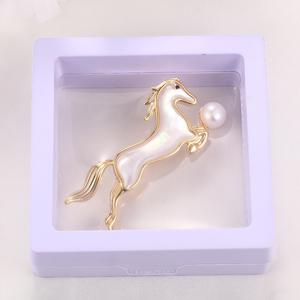 Broches de mode en gros de Zhuji, exquises, plaquées or cuivre, coquille de perle d'eau douce, broche de vêtement zodiaque cheval, fleur de poitrine - Product Image 4