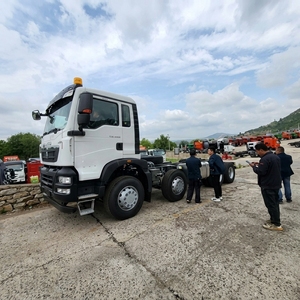 Nouveau Camion Tracteur Sinotruk HOWO TX6x4 à Longue Durée de Vie, Conduite à Droite, pour Logistique Minière et Routière en Zambie et au <span class=keywords><strong>Mozambique</strong></span> - Product Image 1