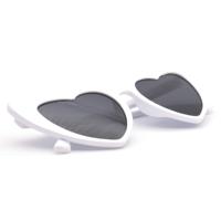 Vente en gros de lunettes de soleil 2024 de haute qualité, blanches et mignonnes pour femmes, avec cœur d'amour de luxe, lunettes d'été pour femmes