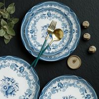 Blau-weiße Teller für feines Restaurant, eleganter englischer Teller aus Knochenporzellan mit Blumenmuster für die Hochzeit