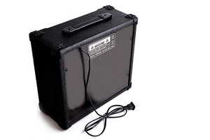 Amplificador de guitarra de entrega por lotes con una potencia de salida de 15W, sonido sin distorsiones y soporte para conector de auriculares. - Product Image 6