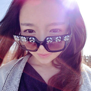 แว่นกันแดดทรงสี่เหลี่ยมลายดอกไม้สไตล์บาโรก รุ่น D4-5288 สีแดงสำหรับผู้หญิง ป้องกันรังสียูวี 400 แฟชั่นทันสมัย - Product Image 3