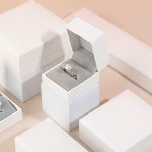 กล่องเครื่องประดับกระดาษหนังเทียมสีขาวโลโก้ OEM กล่องสี่เหลี่ยมชุดแหวนสร้อยคอต่างหูบรรจุภัณฑ์ - Product Image 3