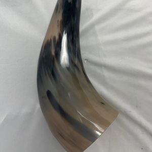 เขาสัตว์แท้จากอินเดียสำหรับดื่มแบบไวกิ้ง พร้อมขาตั้งทองเหลืองและเขาสัตว์ ขัดเงา สไตล์ Love พกพาสะดวก ของที่ระลึก ดีไซน์โบราณ - Product Image 1