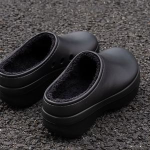 Pantoufles d'hiver pour femmes en EVA, décontractées, de luxe, en peluche, chaussures d'intérieur à plateforme, mules douces et tendance avec fourrure. - Product Image 1