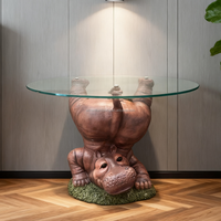 Mesa de Comedor Única con Tapa de Vidrio y Base Esculpida en FRP que Agrega un Toque Divertido y Artístico