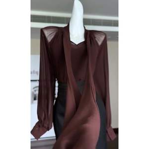 Conjunto de Dos Piezas: Camisa Borgoña con Lazo Delantero y Falda Negra, Manga Larga, Nailon/Algodón, Traje Casual Vintage de Gasa para Mujer, Cuatro Estaciones - Product Image 3