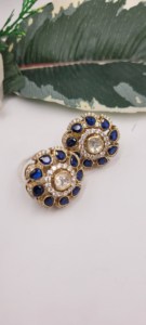 Boucles d'oreilles clous avec un diamant Polki central entouré d'un halo de saphirs bleus, monture plaquée or, ensemble de bijoux. - Product Image 2