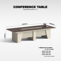 Table de conférence moderne en bois avec système de rail électrique intégré, plateau de travail épais et durable et surface large pour la collaboration au bureau