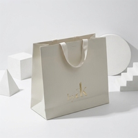 Sacs en papier d'art écologiques de luxe recyclables avec logo et taille personnalisés pour l'emballage de chaussures et de vêtements