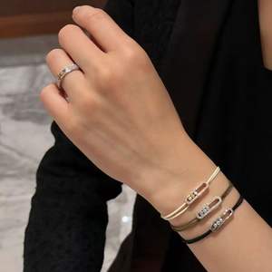 Pulsera de Acero Inoxidable Color Dorado Clásico 2025 con Cuerda Roja Ajustable y Dije de Zirconia de Alta Gama, Unisex, Certificada por Terceros, para Banquetes - Product Image 4