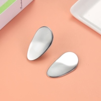 Outil de massage facial mini en acier inoxydable 304 en forme d'oreille ovale pour lisser les ridules et apaiser la peau