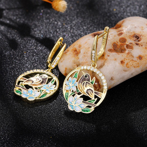 Orecchini a cerchio con uccelli e fiori per donna, orecchini pendenti floreali ispirati alla natura, gioielli di moda per tutti i giorni - Product Image 2