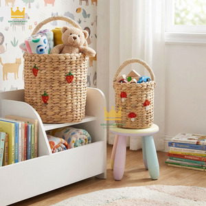Juego de cestas de almacenamiento de paja tejidas KING HANDCRAFT, estilo bohemio redondo con bordado de fresas y setas para habitación infantil - Product Image 5