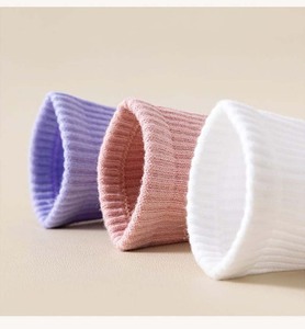 Chaussettes de yoga pour femmes avec 200 points antidérapants en silicone, respirantes et absorbant l'humidité, idéales pour le Pilates - Product Image 4