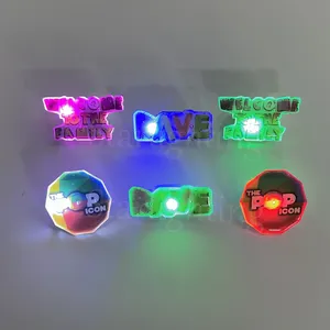Insignia de nombre LED parpadeante con logotipo de forma personalizada al por mayor, insignia de Mini LED iluminada, Pin de insignia LED colorido, insignias de botón para camisa