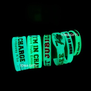 Bracelet en silicone imperméable gravé au laser avec logo personnalisé, lumineux et phosphorescent dans le noir, cadeau de mariage, promotionnel <span class=keywords><strong>pour</strong></span> les fêtes - Product Image 6
