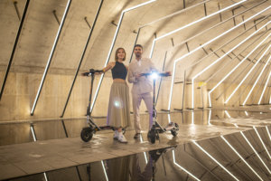 Monopattino Pieghevole KuKirin A1, Telaio in Acciaio Argento, Display LED, Doppi Freni, per Pendolari e Avventure all'Aperto - Product Image 3