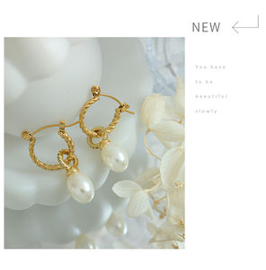 ต่างหูแฟชั่นหรูหรา ดีไซน์เรขาคณิตทันสมัย ชุบทอง 18K สแตนเลสประดับมุก แบบห้อย สำหรับทุกเพศ - Product Image 4