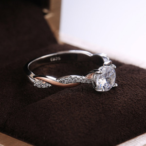 Anello di Diamanti F502 in Oro Bianco, Taglio Brillante Rotondo, Diamante Naturale, Gioiello da Donna per Fidanzamento, Colore G - Product Image 3