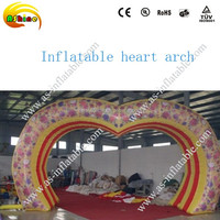 Arche géante gonflable en forme de cœur avec logo personnalisé pour les activités de promotion de marque