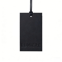 Étiquettes de vêtements modernes avec impression de logo personnalisé sur papier mat épais, emballage durable pour marque de mode, faible MOQ, fabrication en usine